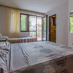 アパート Dom With 2 Terrace & Free Parking ヤドラニヴォ